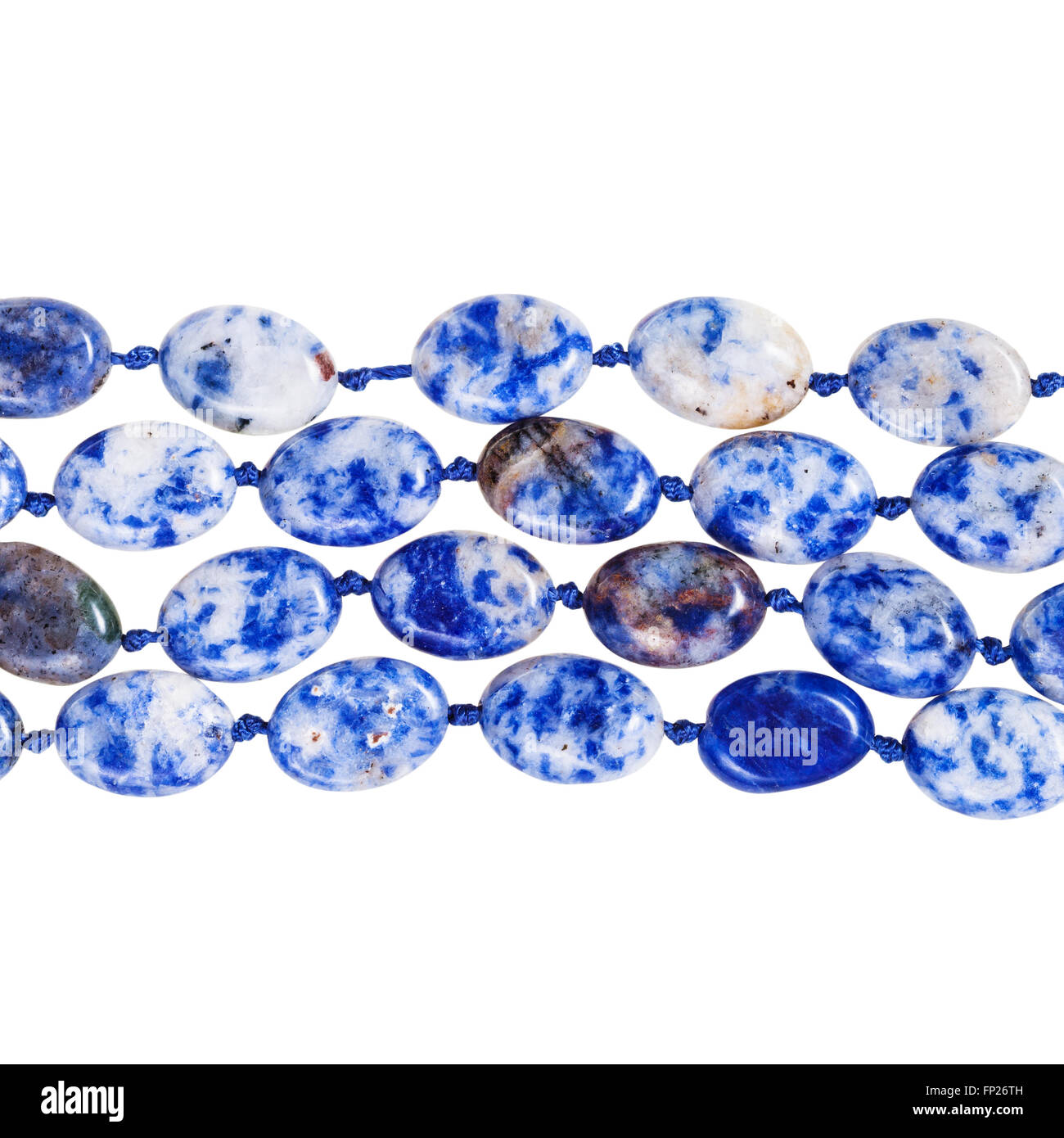 Quatre chaînes de perles de lapis-lazuli bleu gem stone isolé sur fond blanc Banque D'Images