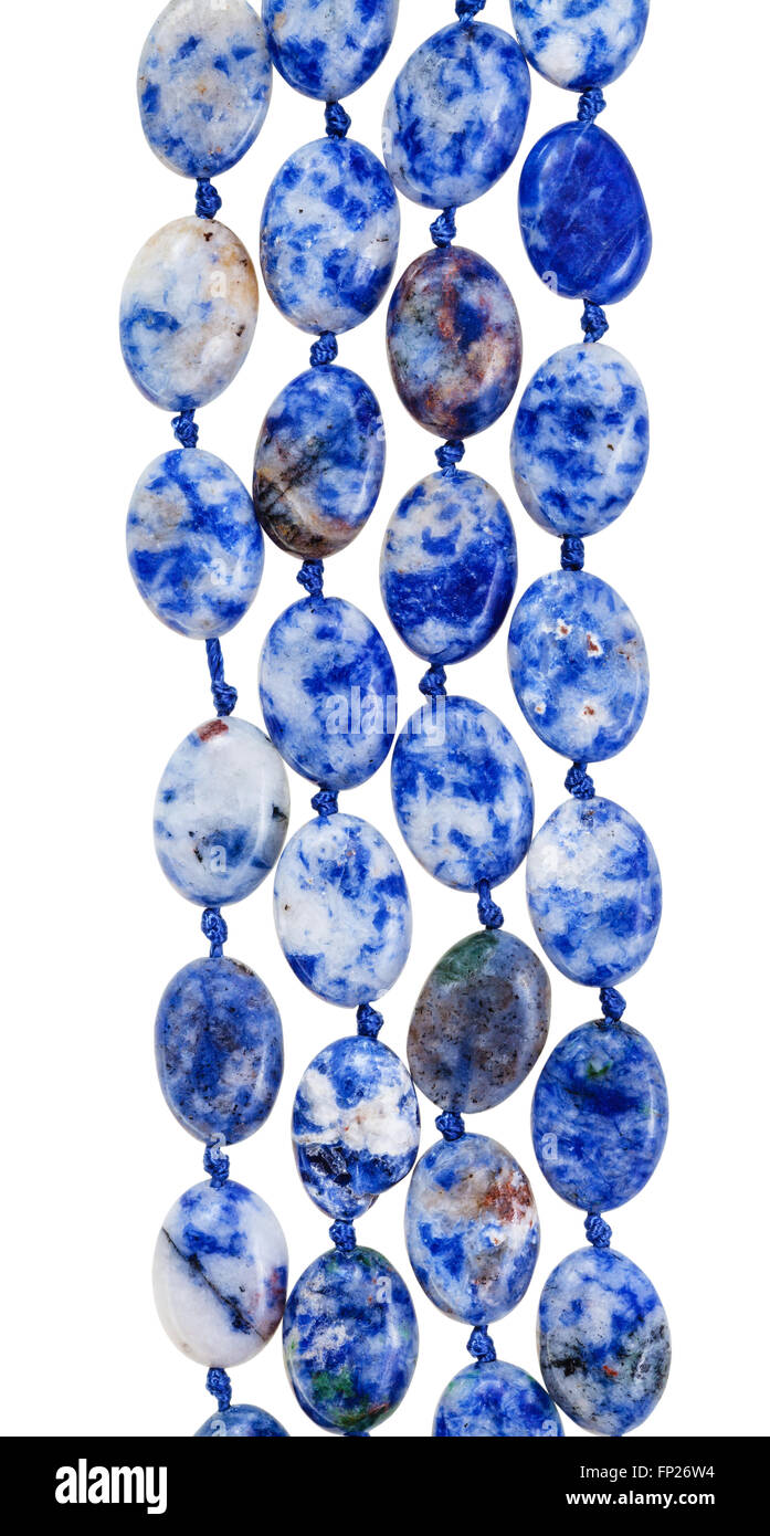 Perles de pierre gemme de lazurite bleu isolé sur fond blanc Banque D'Images