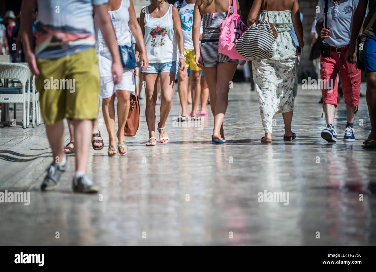 Les touristes à Placa (Stradun pavée de calcaire) - rue piétonne dans la vieille ville de Dubrovnik, Croatie. Voir avec Bell Tower Banque D'Images