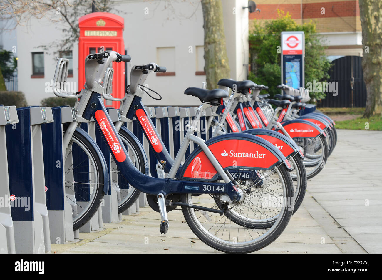 Santander cycles public location de vélos à Londres dans la station d'accueil. Les bicyclettes du programme sont connues sous le nom de Boris Bikes Banque D'Images