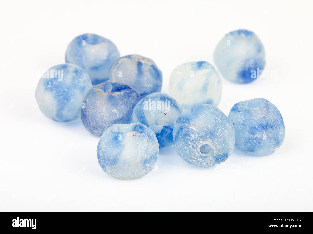 De nombreuses perles de verre peint en bleu sur fond blanc Banque D'Images