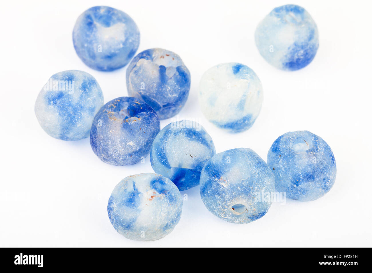 Plusieurs perles de verre peint bleu rugueux sur fond blanc Banque D'Images
