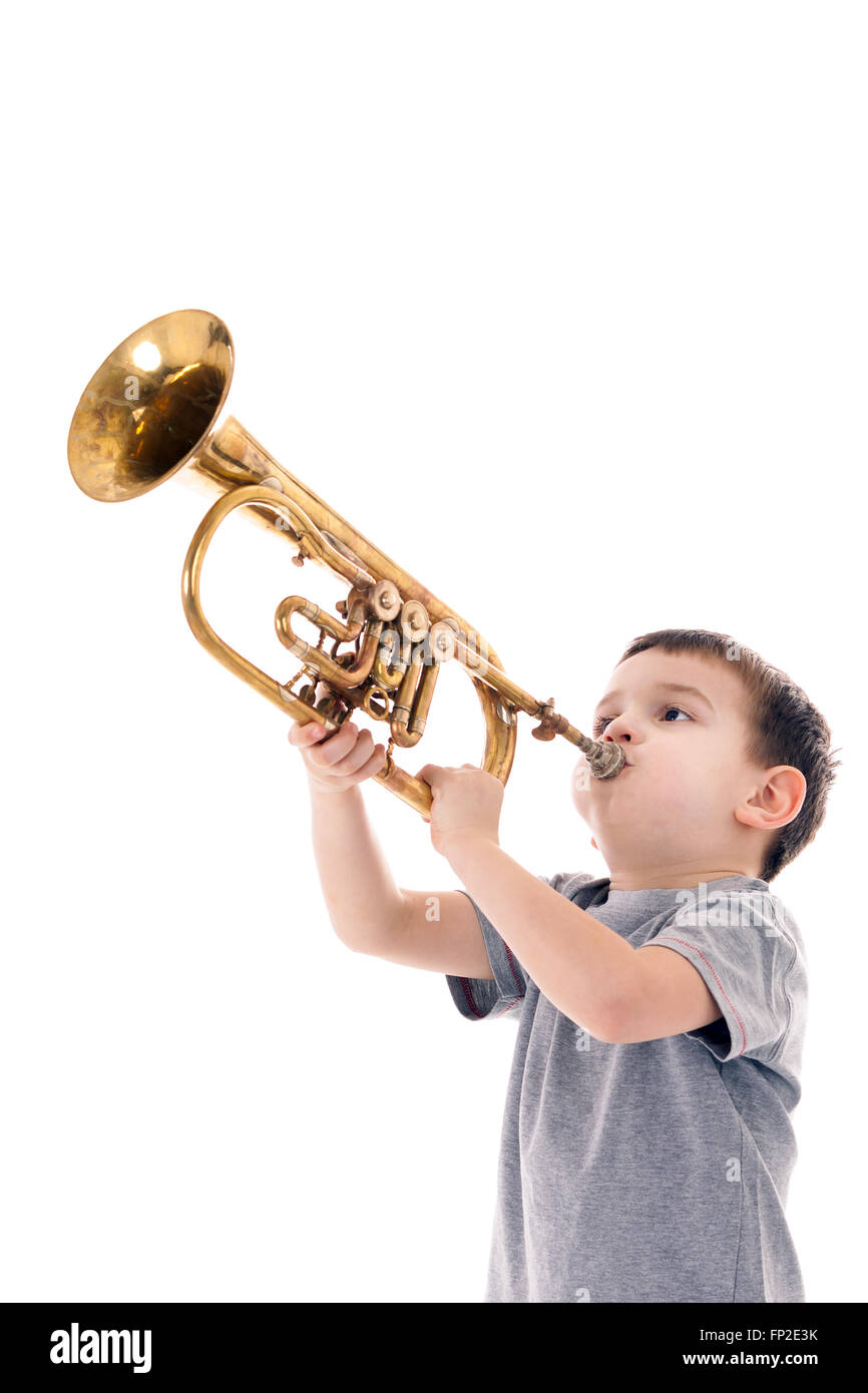 Garçon Jouant De La Trompette. Enfant Soufflant Du Cor En Laiton