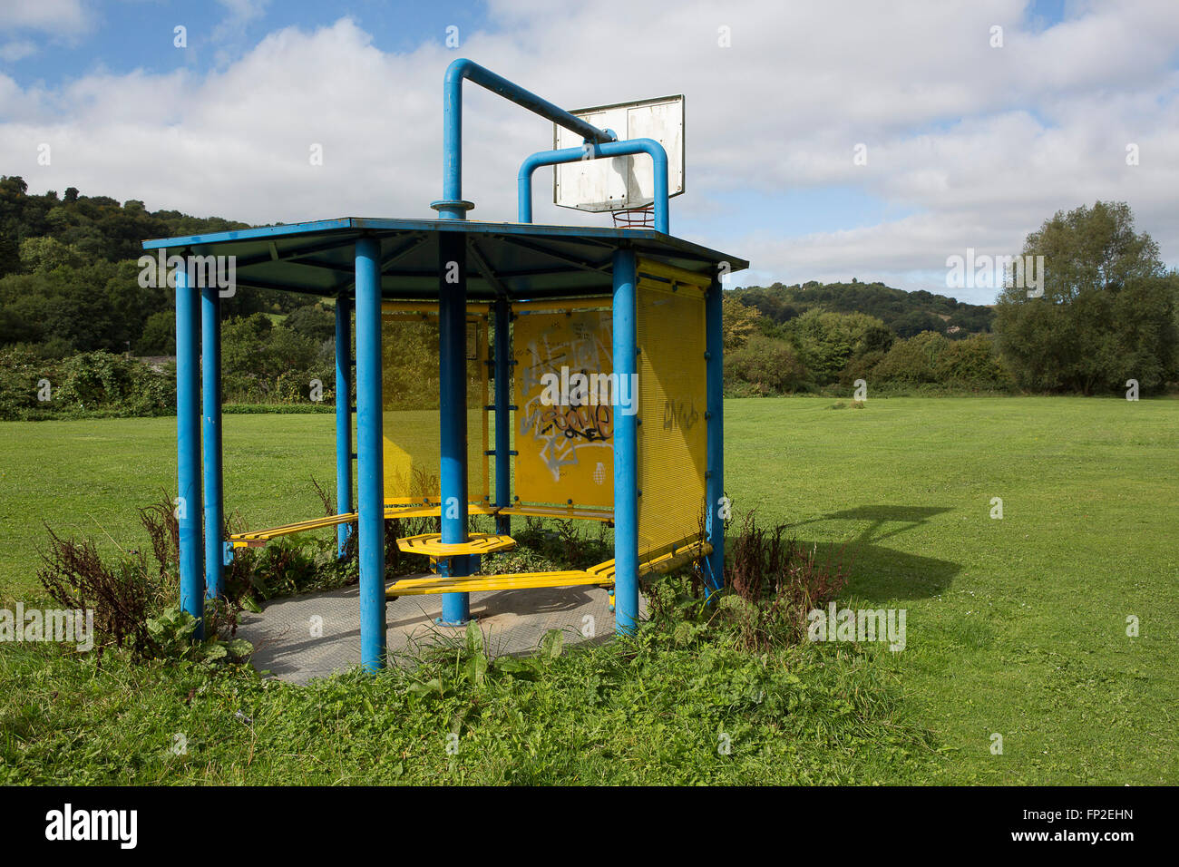 Vieux et un peu plus de run metal aire de jeu de basket-ball, et de réunion dans un terrain de jeu. Banque D'Images