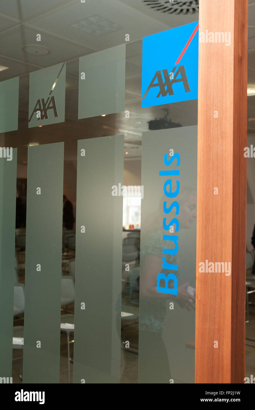 Logo de la Société d'assurance AXA à l'extérieur de la salle de réunion interne à leur siège britannique, Londres. Banque D'Images