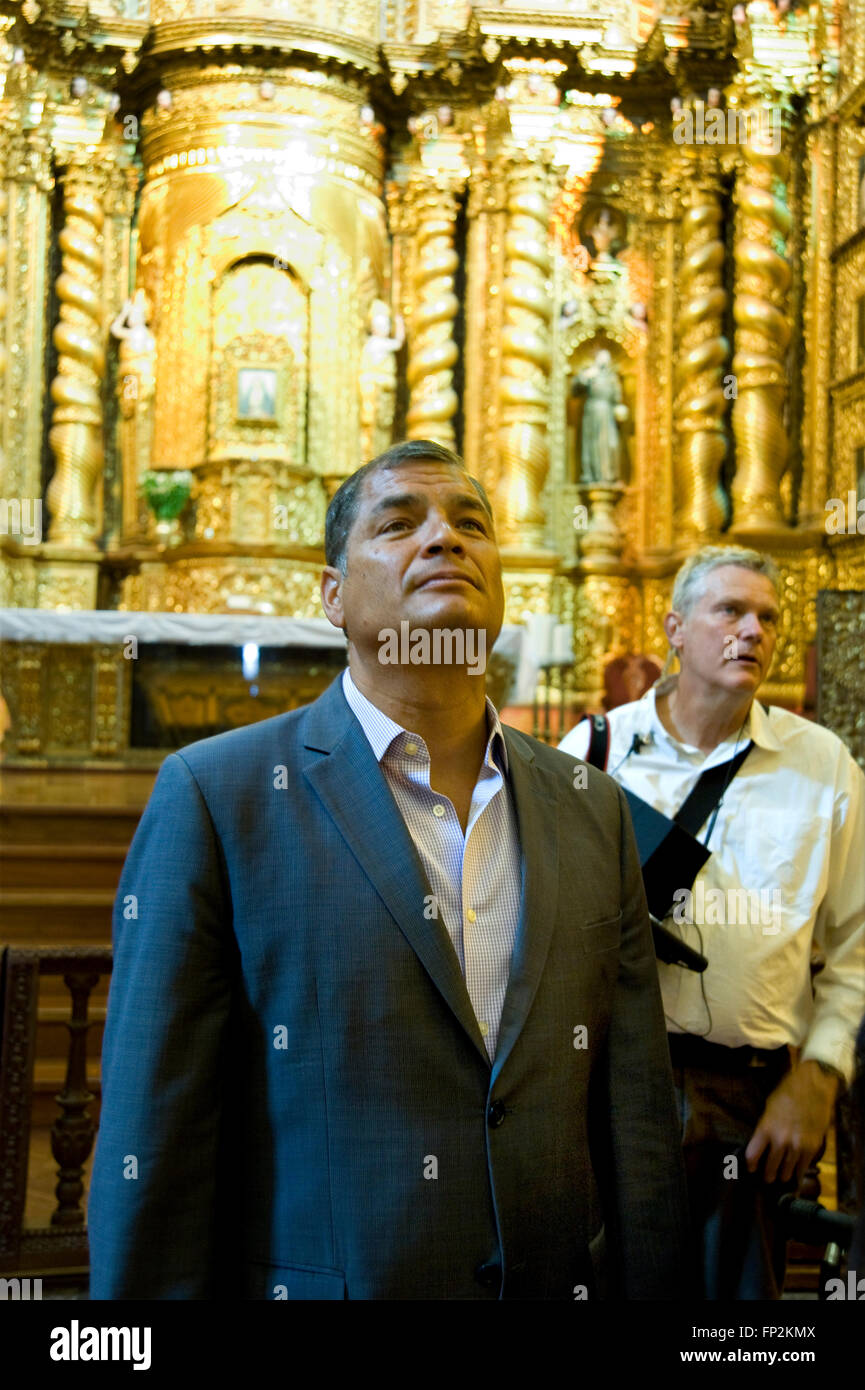 Le président Rafael Correa de l'Équateur et montrer le réalisateur John Feist d' une église historique de Quito pendant le tournage de l'Équateur : La Tournée royale. Banque D'Images
