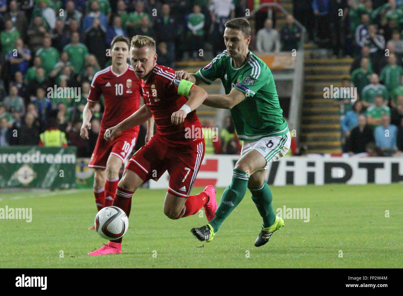 07 Sept 2015 - Euro 2016 Qualifications - Groupe F - Irlande du Nord 1 Hongrie 1. Le capitaine de la Hongrie Balázs Dzsudzsák (7) détient au large un défi de Chris Baird. Banque D'Images