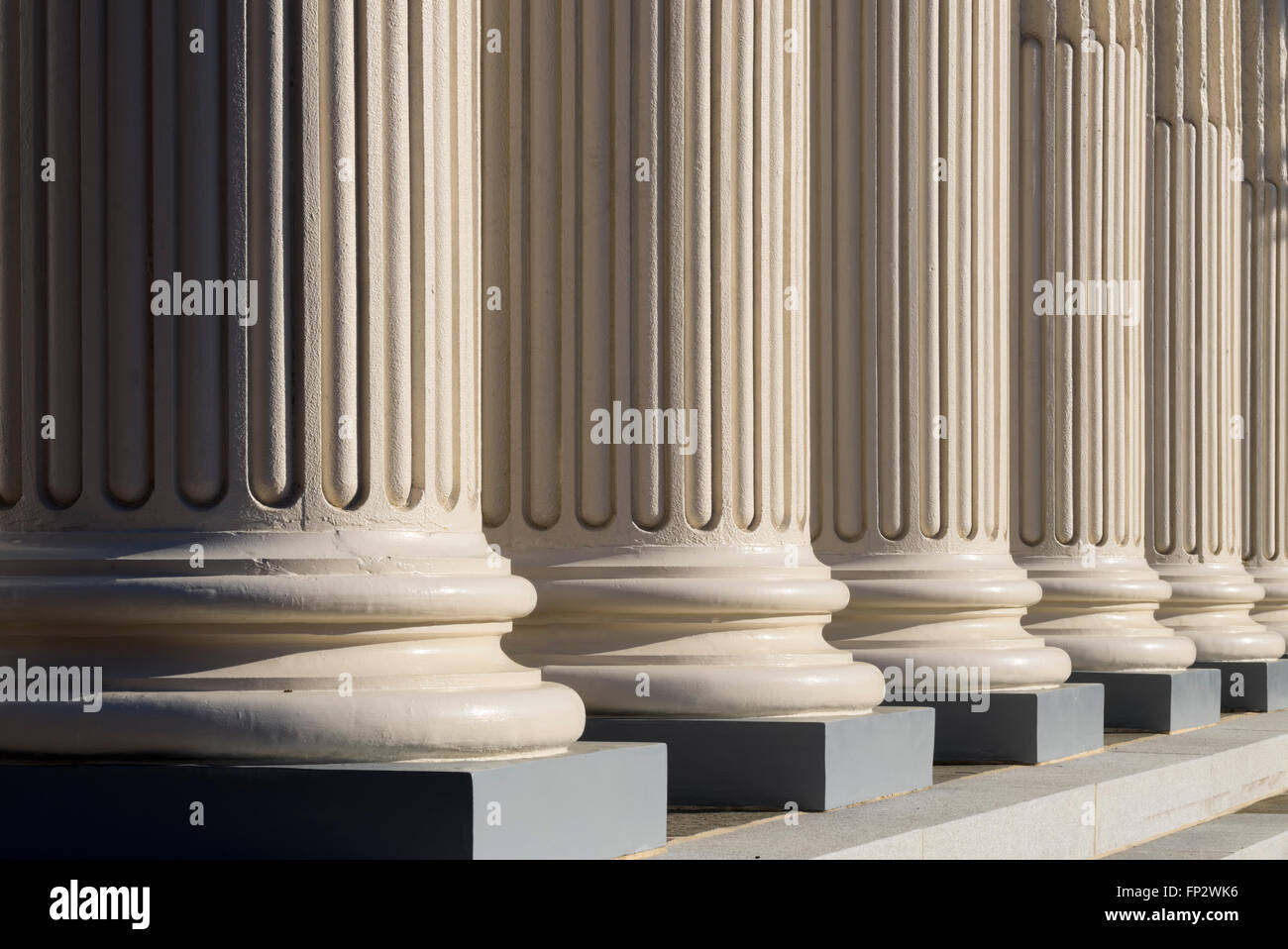 Piliers, colonnes de l'ancien palais de justice du comté de Davidson Lexington North Carolina Banque D'Images