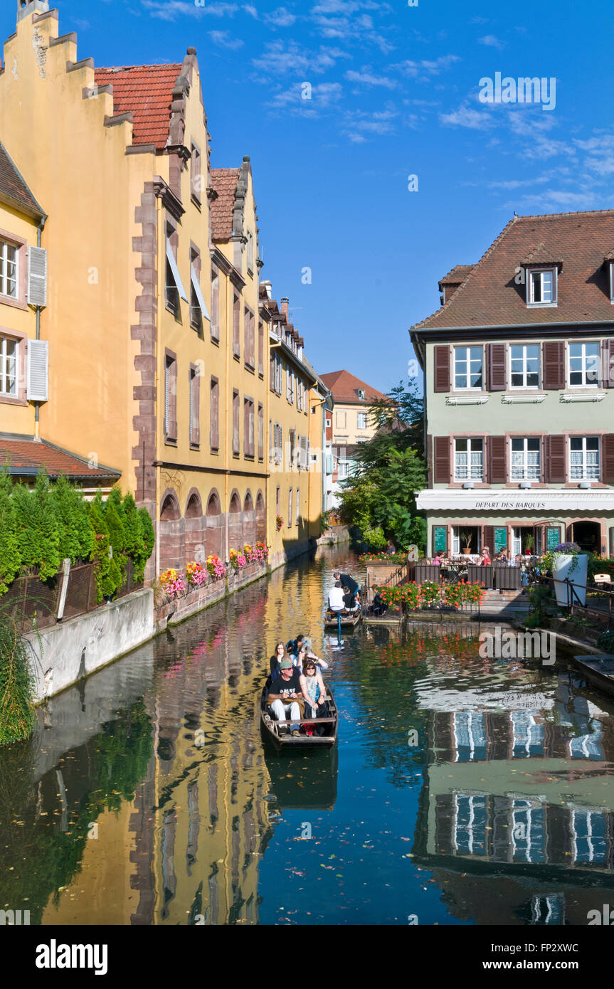PETITE VENISE COLMAR ALSACE excursion en bateau sur le canal avec des visiteurs explorant la voie navigable de 'petite Venise' lors de la journée parfaite de fin d'été Colmar Alsace France Banque D'Images