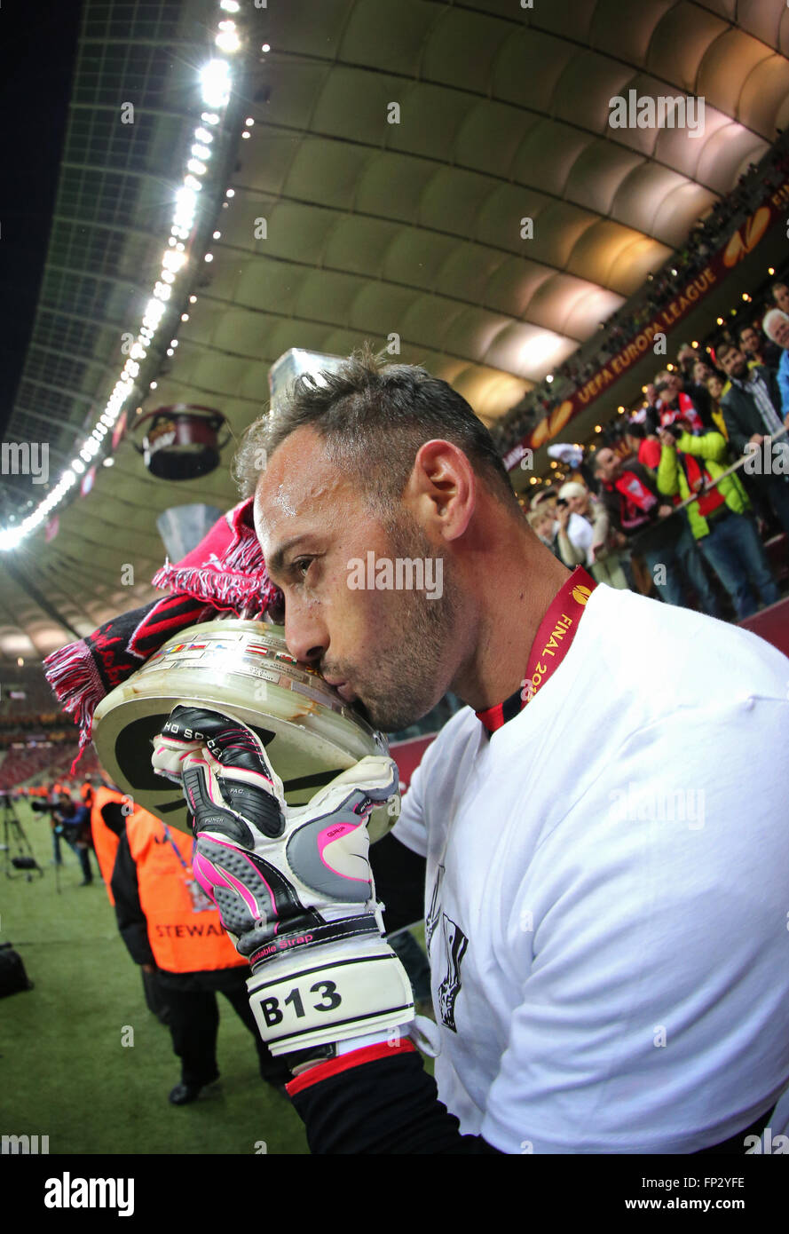 Varsovie, Pologne - 27 MAI 2015 : gardien Beto de FC Séville baisers l'UEFA Europa League Cup (trophée) après le match contre le FC Dnipro au Stade National de Varsovie Banque D'Images