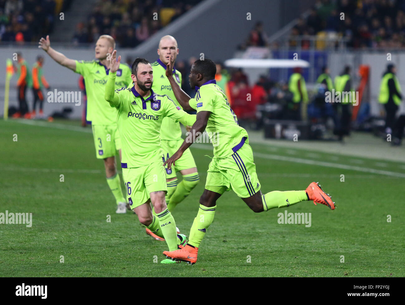 LVIV, UKRAINE - le 10 mars 2016 : RSC Anderlecht joueurs réagissent après avoir marqué au cours de l'UEFA Europa League Round de 16 match contre Banque D'Images