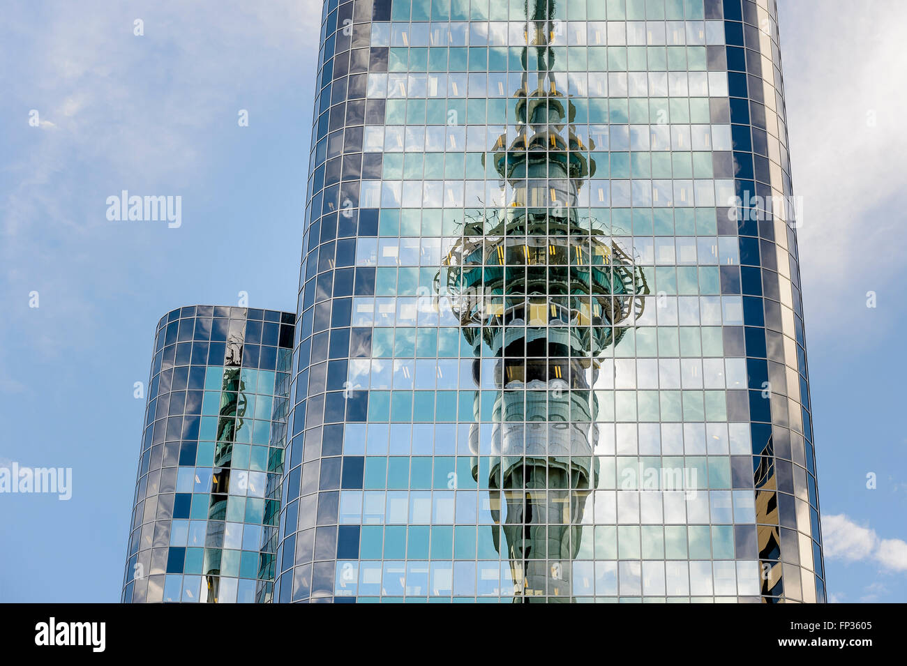 Reflet de la Sky Tower d'une façade en verre, Auckland, île du Nord, Nouvelle-Zélande Banque D'Images