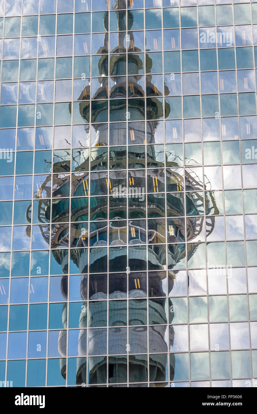 Reflet de la Sky Tower d'une façade en verre, Auckland, île du Nord, Nouvelle-Zélande Banque D'Images