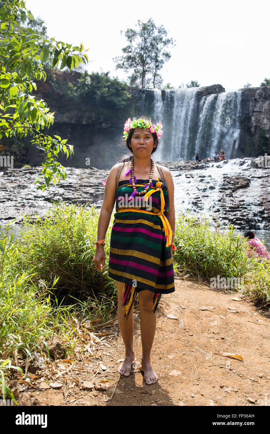 Femme Phnong posant pour les touristes à la cascade Bousra, Bunongs, Bou Sra dans Senmonorom, Sen Monorom, province de Mondulkiri Banque D'Images