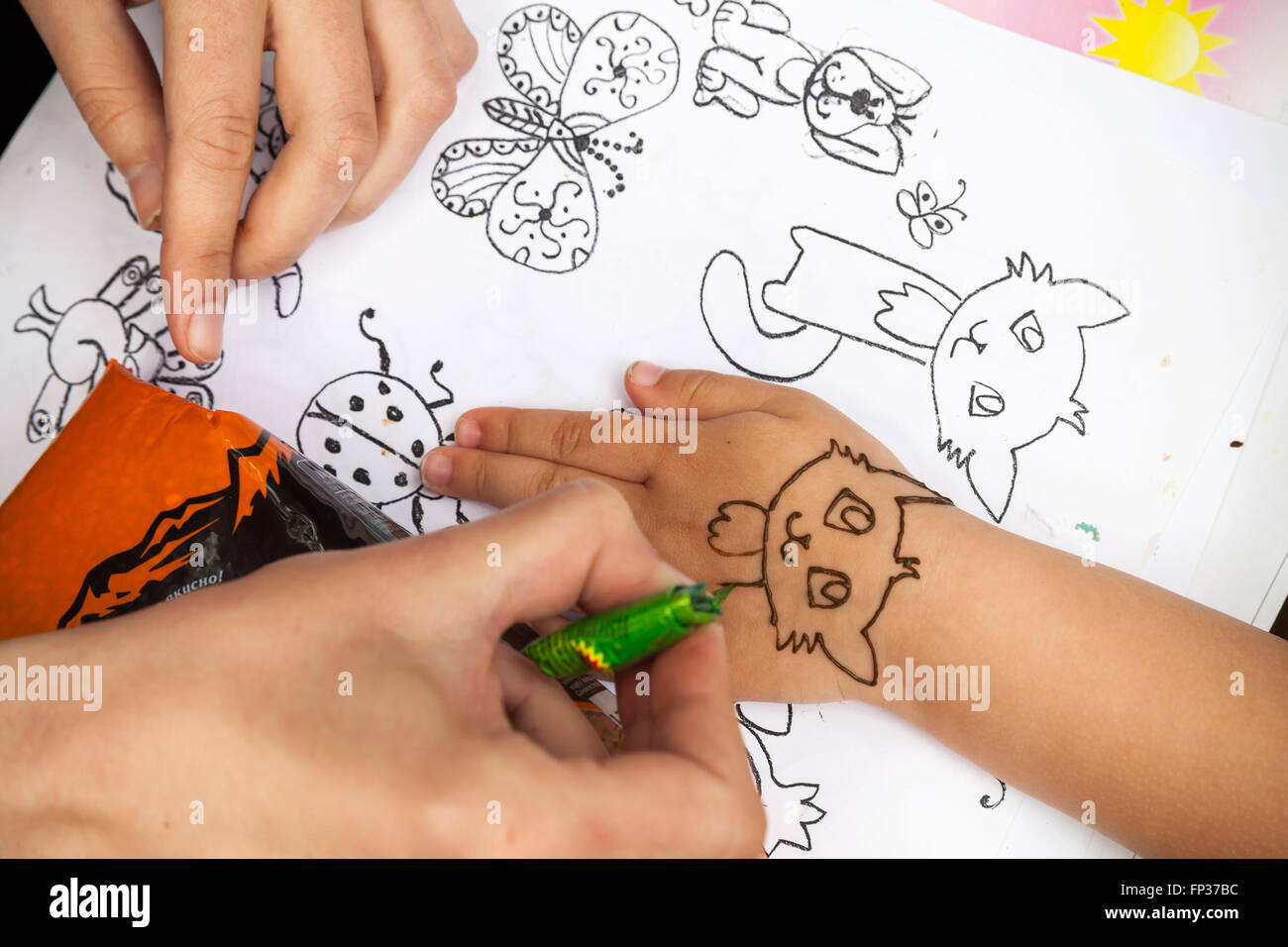 Saint-pétersbourg, Russie - le 19 juillet 2015 : henna mehndi ou coller sur demande la main de l'enfant. Décor traditionnel indien peau Banque D'Images