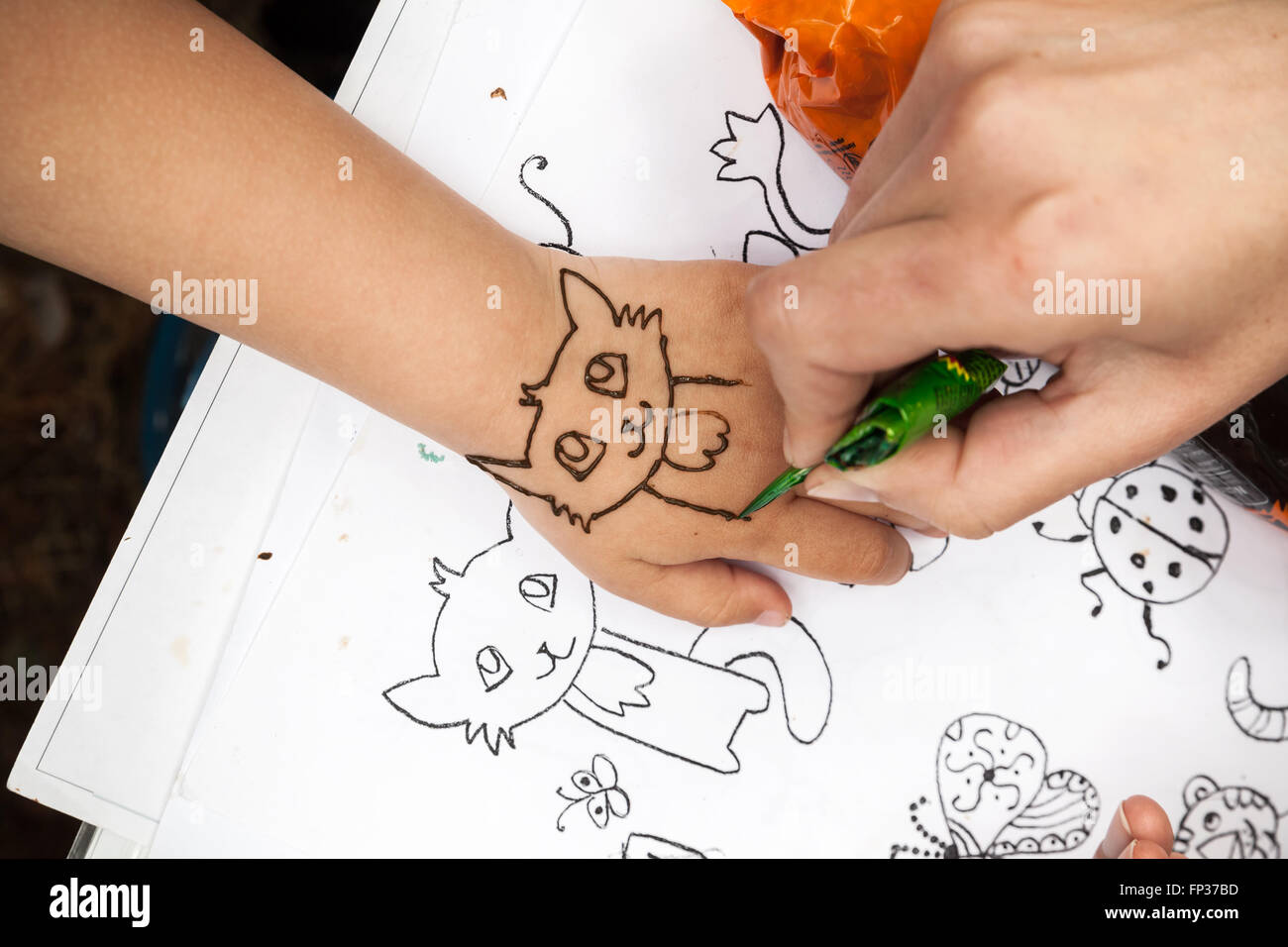 Saint-pétersbourg, Russie - le 19 juillet 2015 : henna mehndi ou coller sur demande la main de l'enfant. Décor naturel de la peau traditionnelle indienne Banque D'Images