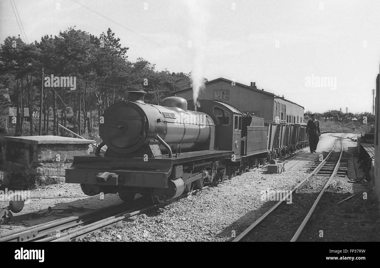 Initialement construit par Sir Arthur Heywood en 1894 et nommée Muriel, rivière Irt est la plus ancienne locomotive 15 pouces de travail dans le monde. On croit qu'elle a vu à l'usine de munitions de Gretna (comme 0-8-0T Muriel) avant d'arriver à Seascale en 1917 où elle a ensuite été reconstruit et rebaptisé en 1927. Vu ici à Seascale station dans les années 1930 Banque D'Images