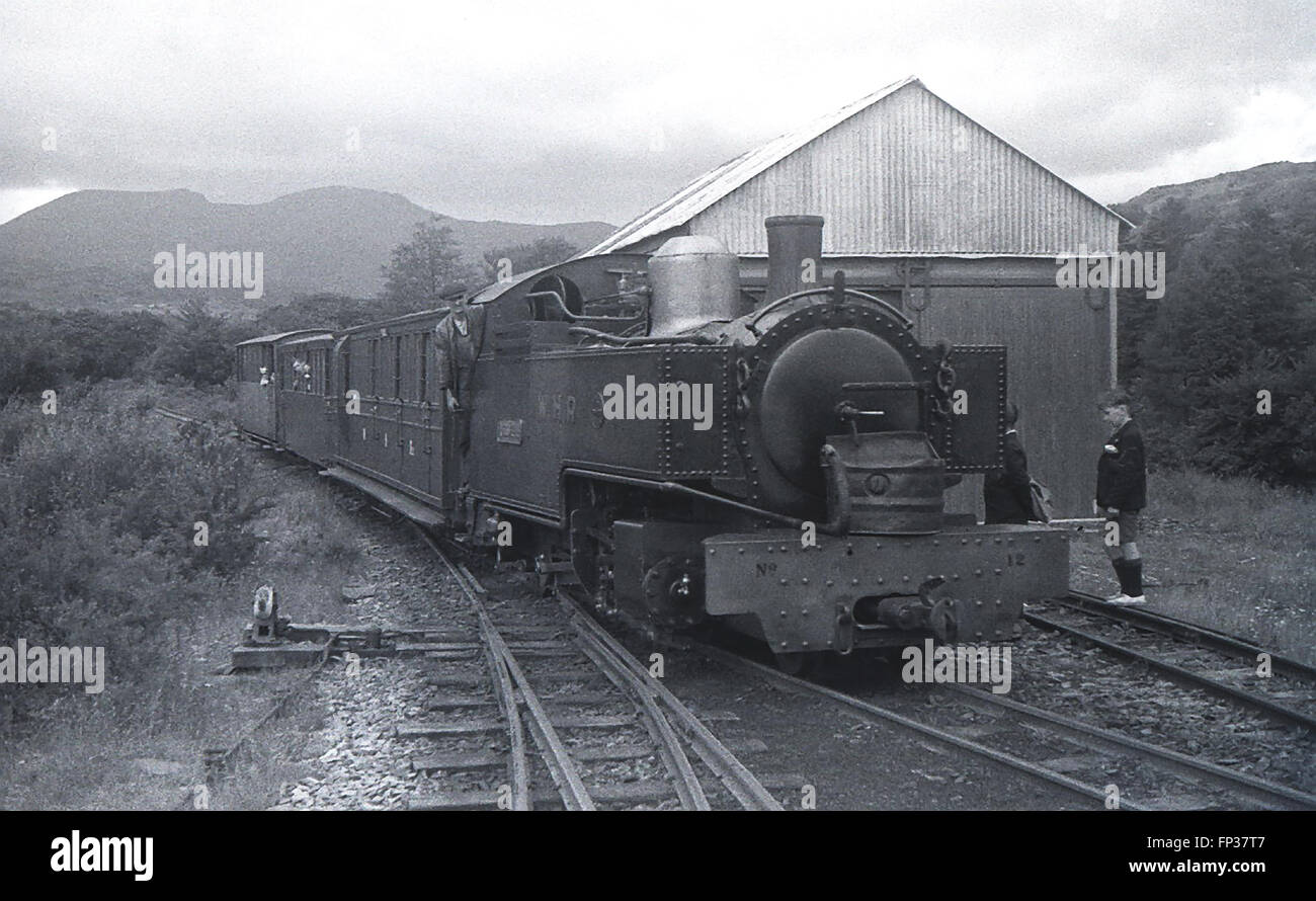 Welsh Highland Railway Hunslet 2-6-2T No12 Russell avec coupe-bas cheminée dans environ 1935 Banque D'Images