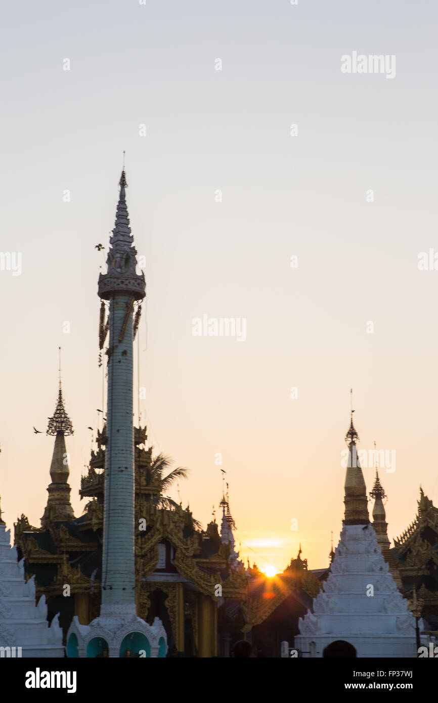 Sunrise silhouette de la pagode Shwedagon skyline Banque D'Images
