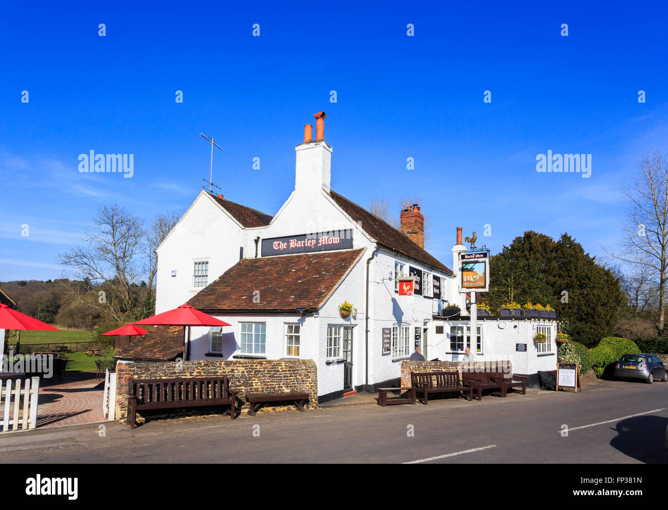 Le Barley Mow, un pub traditionnel blanchi à la chaux sur Tilford vert dans Tilford, un petit village près de Farnham, Surrey, UK Banque D'Images