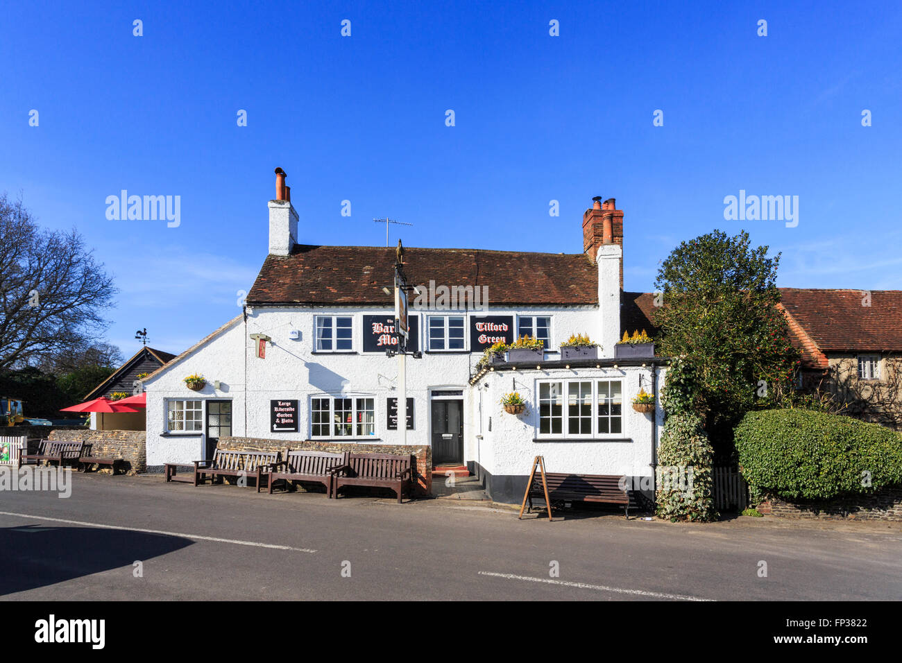 Le Barley Mow, un pub traditionnel blanchi à la chaux sur Tilford vert dans Tilford, un petit village près de Farnham, Surrey, UK Banque D'Images