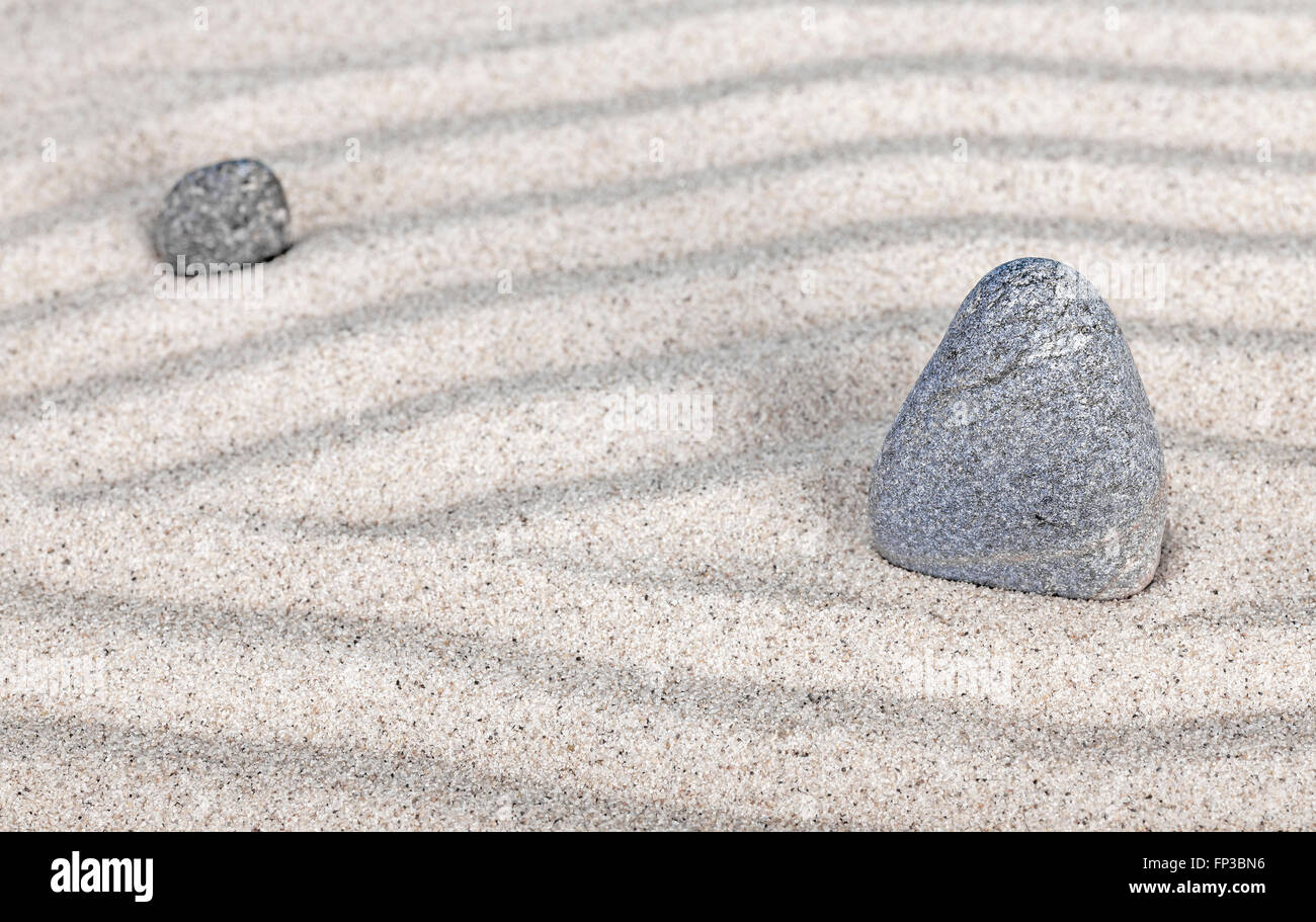 Deux pierres dans le sable, la nature et l'harmonie concept. Banque D'Images