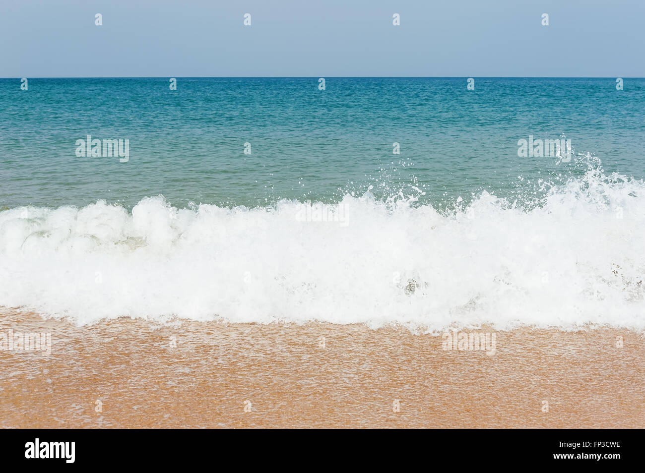 Bleu de la mer avec plage de sable blanc et des vagues Banque D'Images