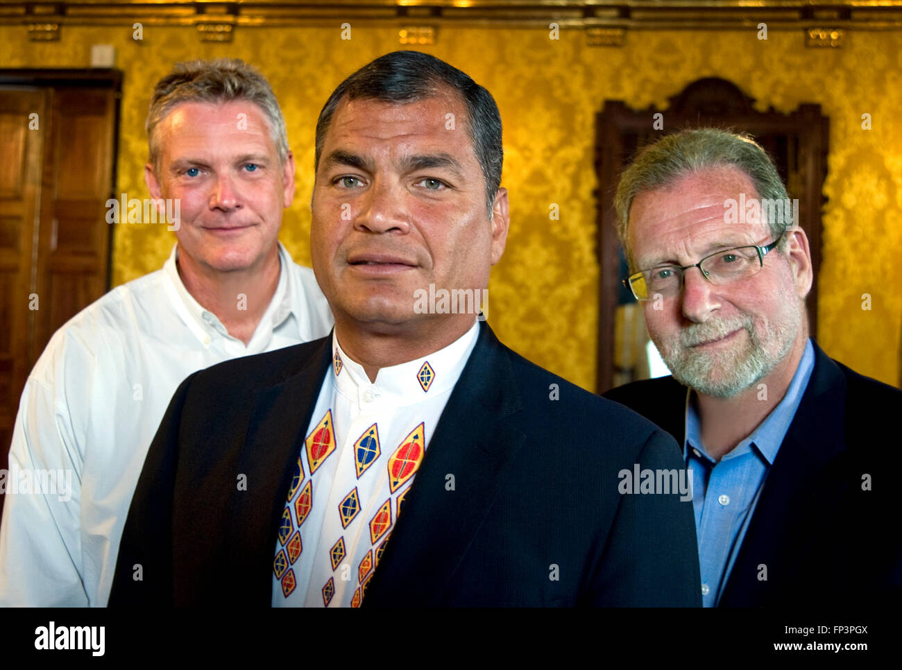 Le président Rafael Correa de l'Équateur au palais présidentiel à Quito avec l'hôte Peter Greenberg et directeur John Feist lors du tournage de l'Équateur : La Tournée royale. Banque D'Images