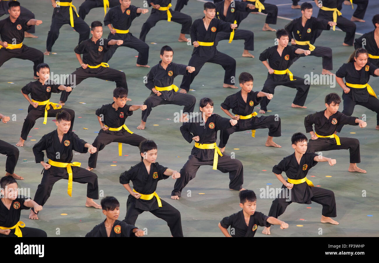 Pugilistes vietnamiens en costume traditionnel de faire un spectacle d'arts martiaux sur un événement public et l'entrée gratuite à Hanoi cap Banque D'Images