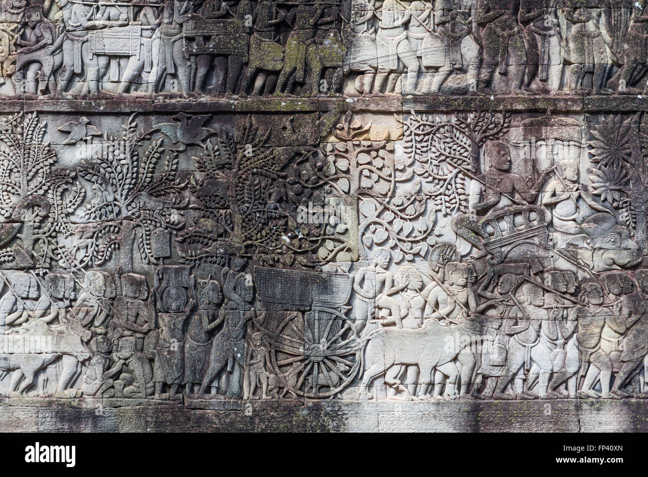 Sculptures en pierre sur les murs qui présente la vie de l'époque passée à Angkor Thom. Banque D'Images
