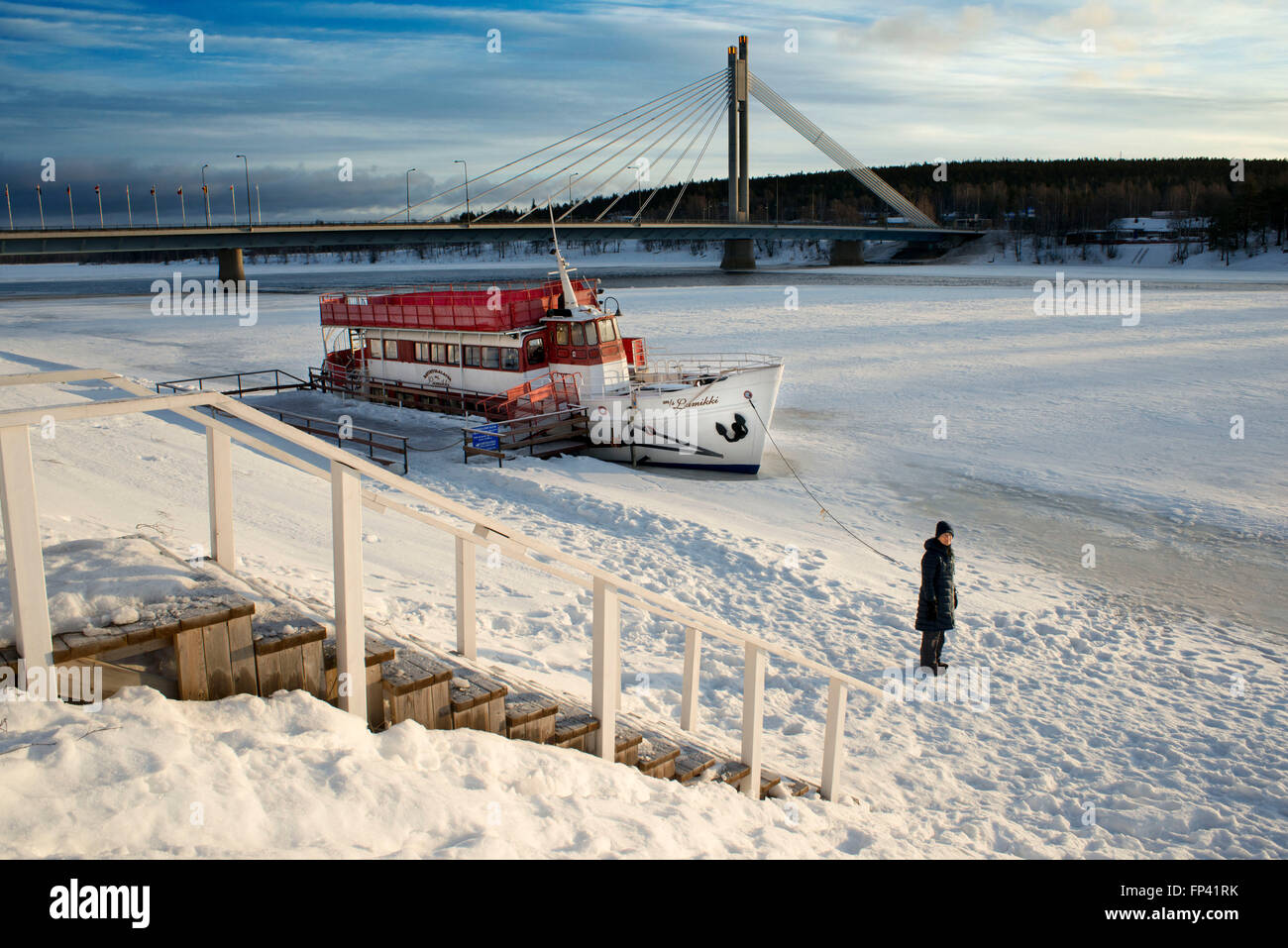L'Jätkänkynttilä pont enjambant la rivière Kemi à Rovaniemi, en Laponie finlandaise. Kemi est une ville de près de 23 000 habitants Banque D'Images
