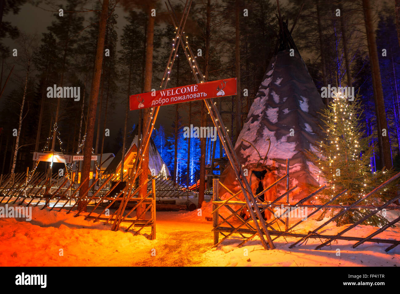Tentes à Santa Claus Village dans le cercle arctique. Le cercle arctique va droit à travers Santa Claus Village. Une ligne blanche denoti Banque D'Images