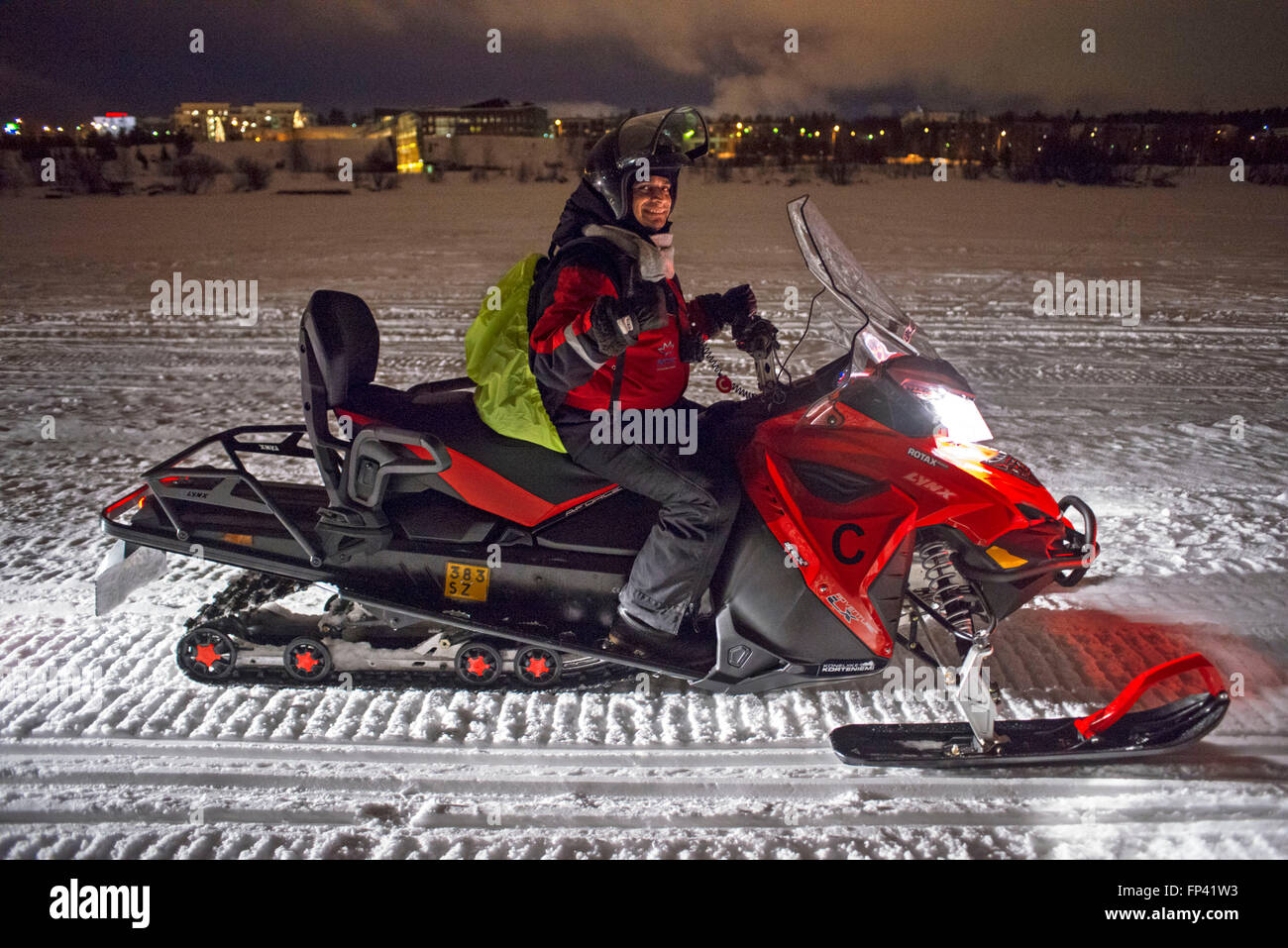 Les motoneiges la nuit sur la rivière Kemi à Rovaniemi, en Laponie finlandaise. Kemi est une ville de près de 23 000 habitants. Kemi est w Banque D'Images