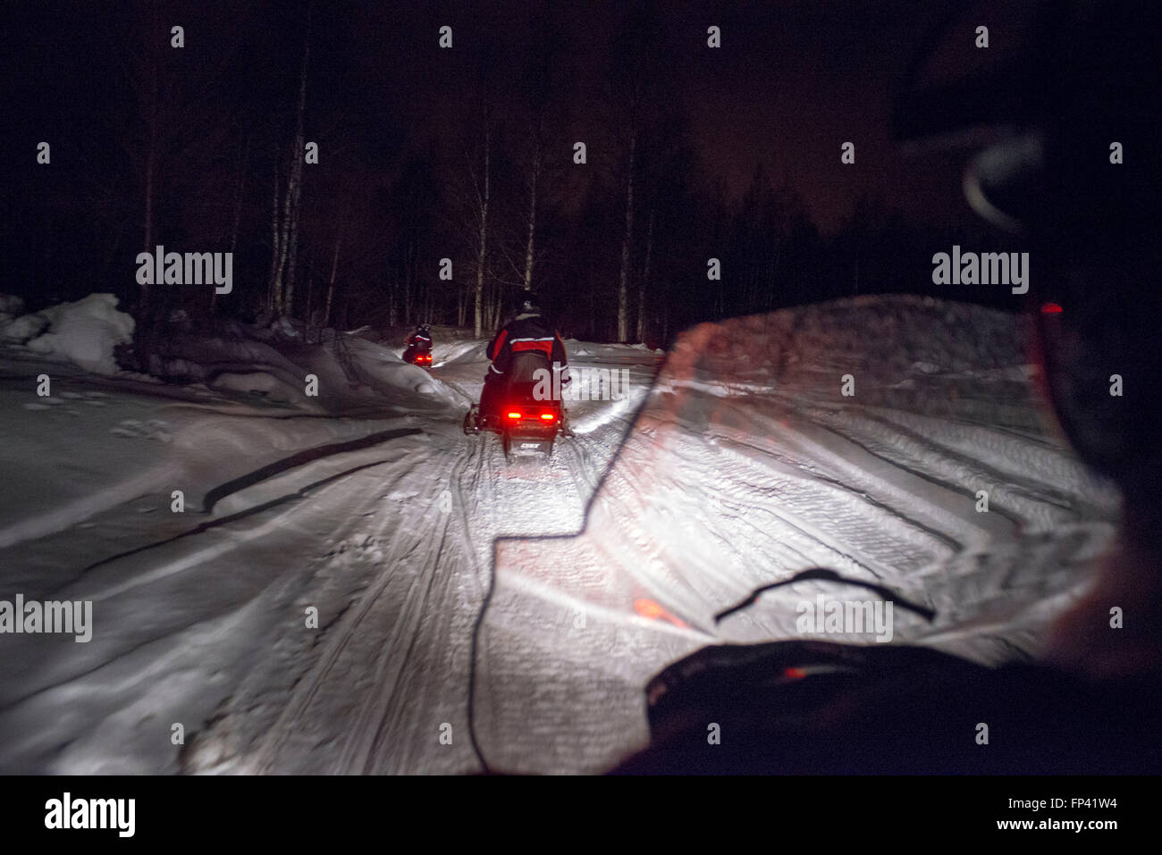 Les motoneiges la nuit sur la rivière Kemi à Rovaniemi, en Laponie finlandaise. Kemi est une ville de près de 23 000 habitants. Kemi est w Banque D'Images