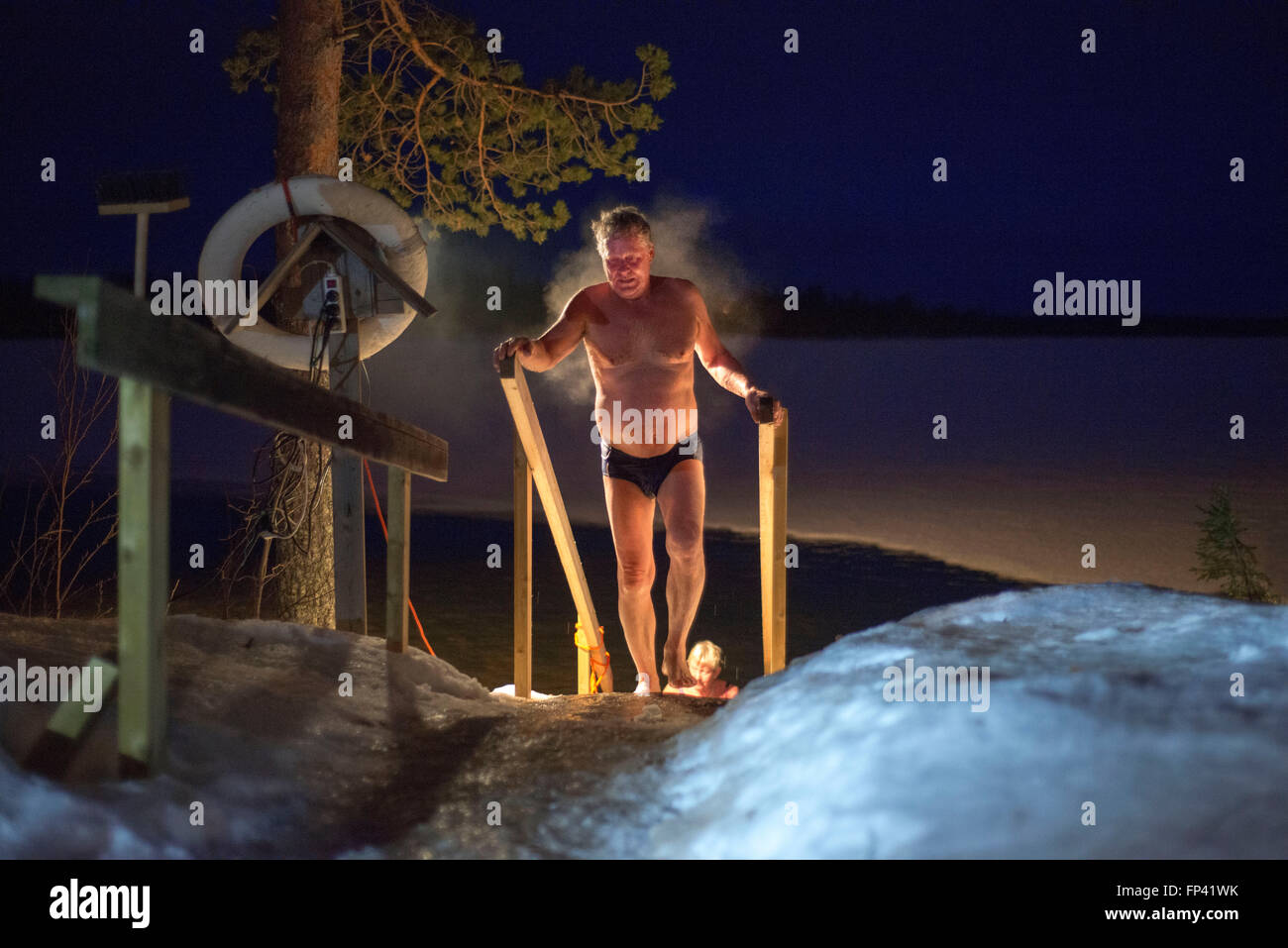 Les gens prennent un sauna dans un chalet à côté de la rivière Kemi, Salla, Laponie, Finlande. Sauna Le souffle de l'expérience. A Finnish Saun Banque D'Images