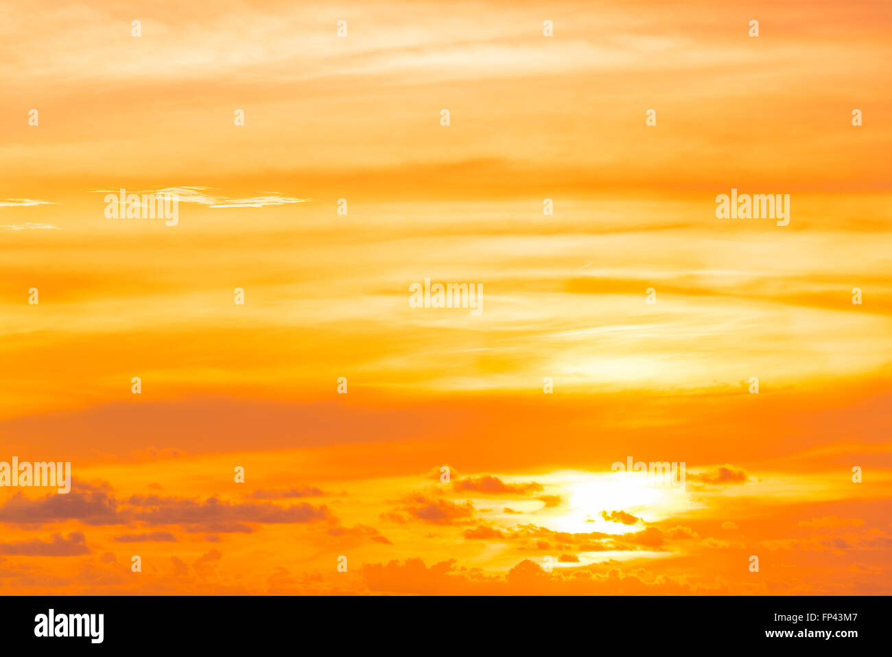 Coucher de soleil / Lever du soleil orange ciel avec les nuages, les rayons de lumière et d'autres effets atmosphériques. Banque D'Images