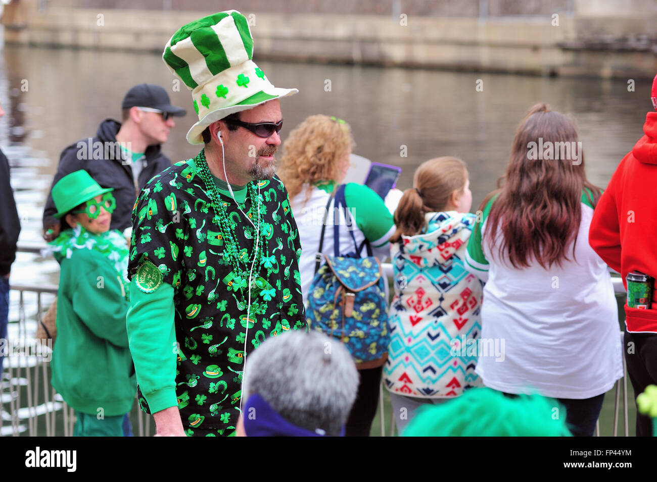 Les gens sur le Riverwalk, le long de la rivière Chicago en prévision de la rivière d'être teint en vert pour le jour de la Saint-Patrick, maison de vacances. Chicago, Illinois, USA. Banque D'Images