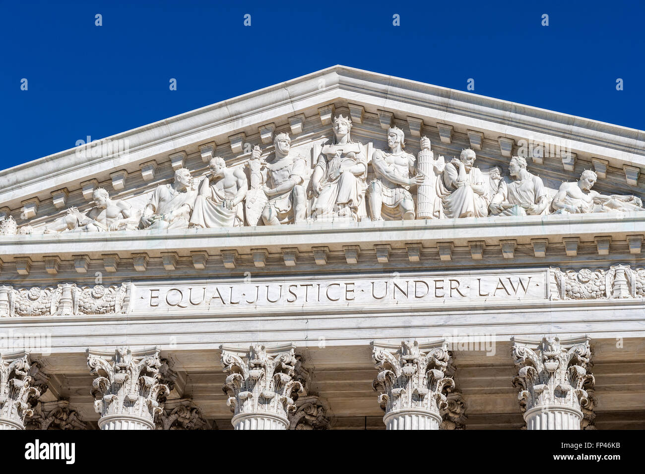 Washington DC. Frise principale de l'Édifice de la Cour suprême. Sur l'architrave les mots célèbres l'égalité de la Justice, conformément à la Loi Banque D'Images