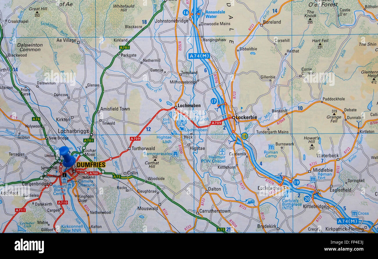 Carte routière de la région de Dumfries Scotland, montrant les routes environnantes et d'une carte pin dans la ville de Dumfries lui-même. Banque D'Images