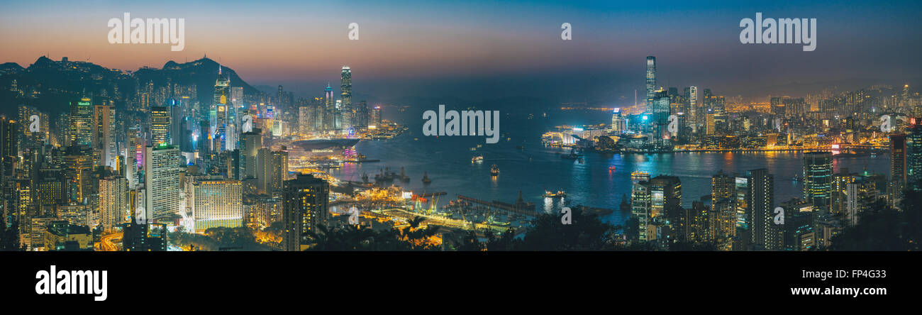 Vue sur le port Victoria de Hong Kong la nuit. Banque D'Images