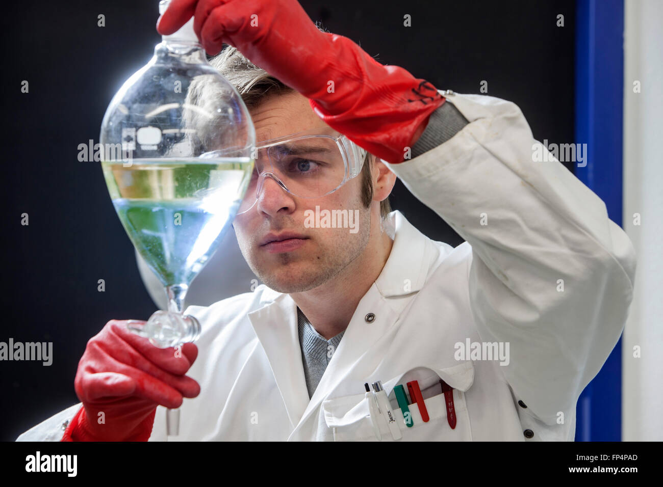 Étudiant dans un laboratoire au cours d'une expérience, de l'Université Heinrich-Heine-Duesseldorf, Allemagne Banque D'Images