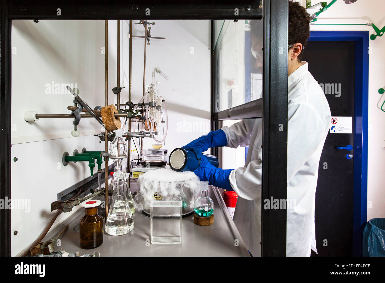 Des expériences avec l'azote liquide dans un laboratoire de l'Université Heinrich-Heine-, Duesseldorf, Allemagne Banque D'Images