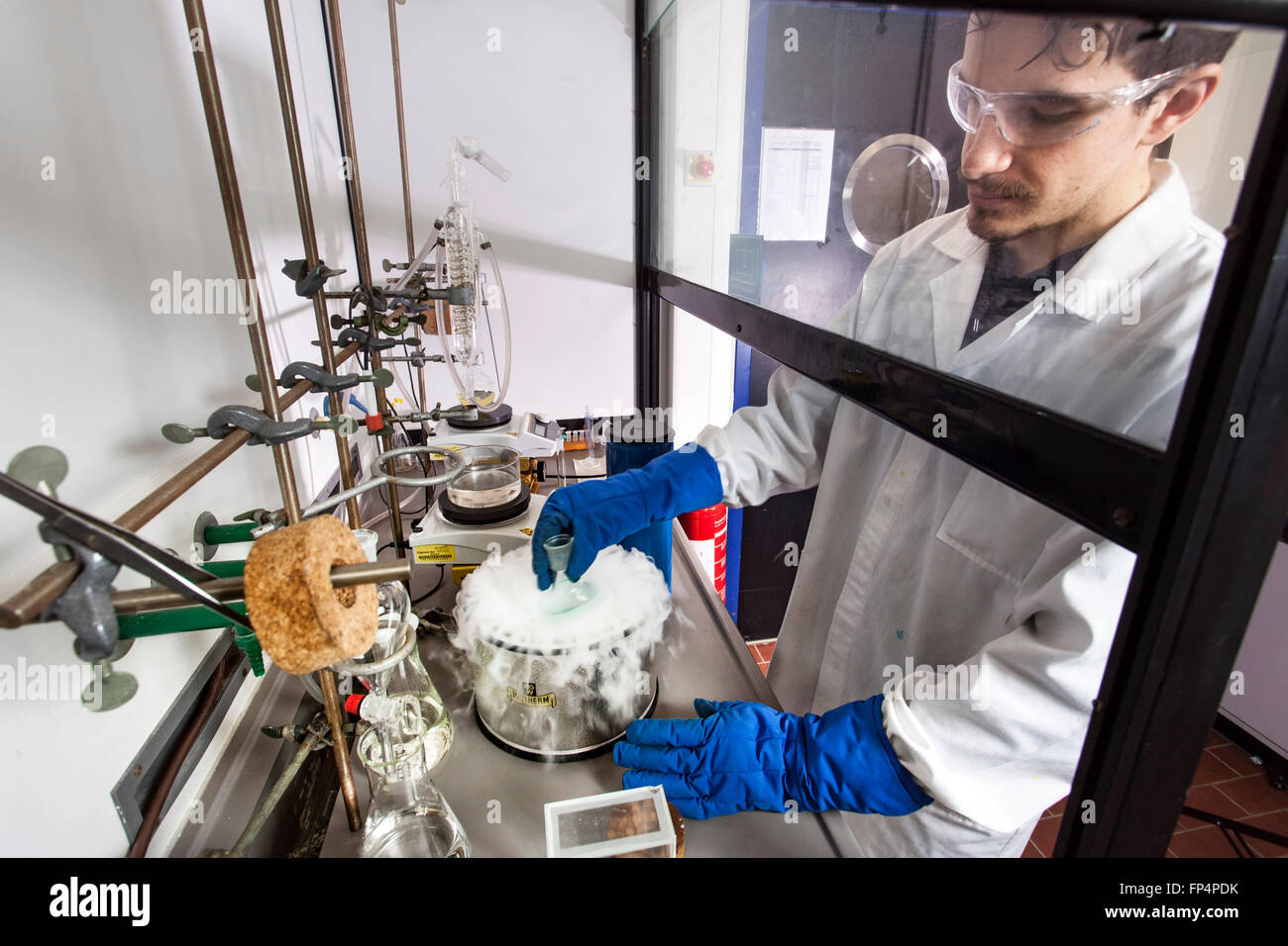 Des expériences avec l'azote liquide dans un laboratoire de l'Université Heinrich-Heine-, Duesseldorf, Allemagne Banque D'Images