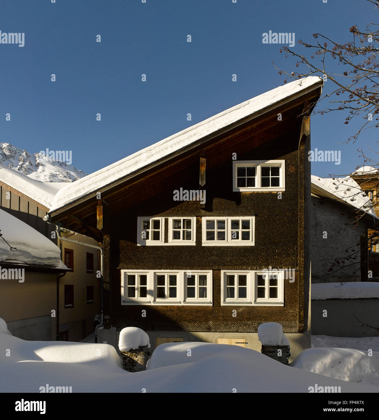 Vue extérieure. Halb Haus, Andermatt, Suisse. Architecte : Jonathan Tuckey Design, 2015. Banque D'Images