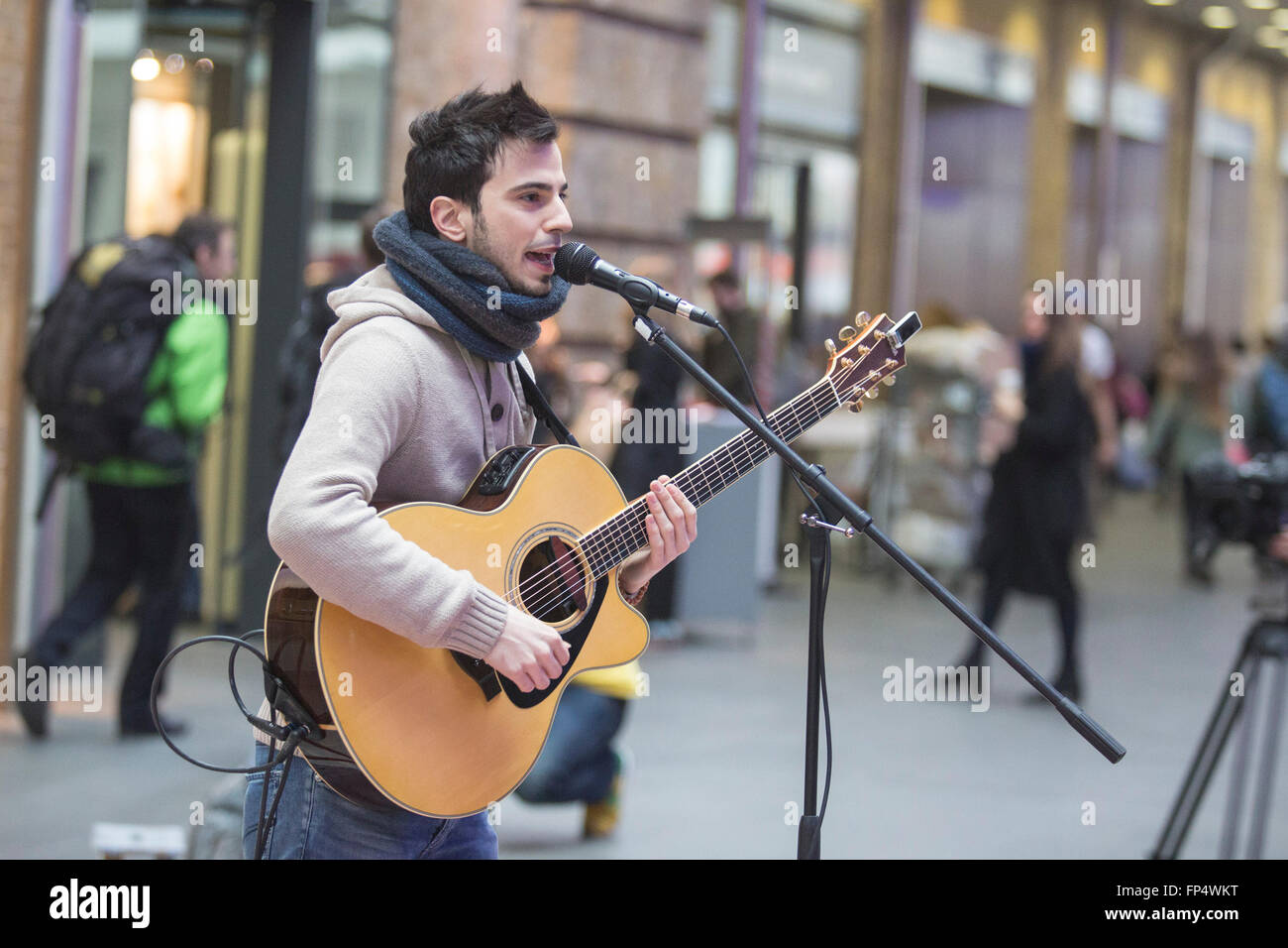 Londres, Royaume-Uni. 16 mars 2016. Luca Fiore, lauréat du concours 2015 Busk à Londres, réalise dans le grand hall de la gare de Kings Cross. Banque D'Images