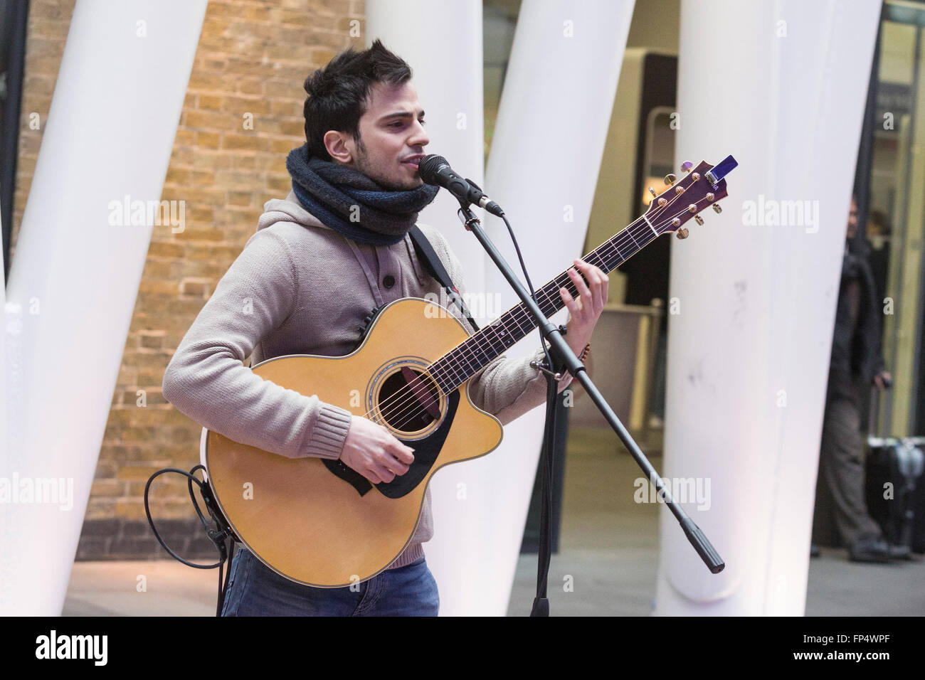 Londres, Royaume-Uni. 16 mars 2016. Luca Fiore, lauréat du concours 2015 Busk à Londres, réalise dans le grand hall de la gare de Kings Cross. Banque D'Images