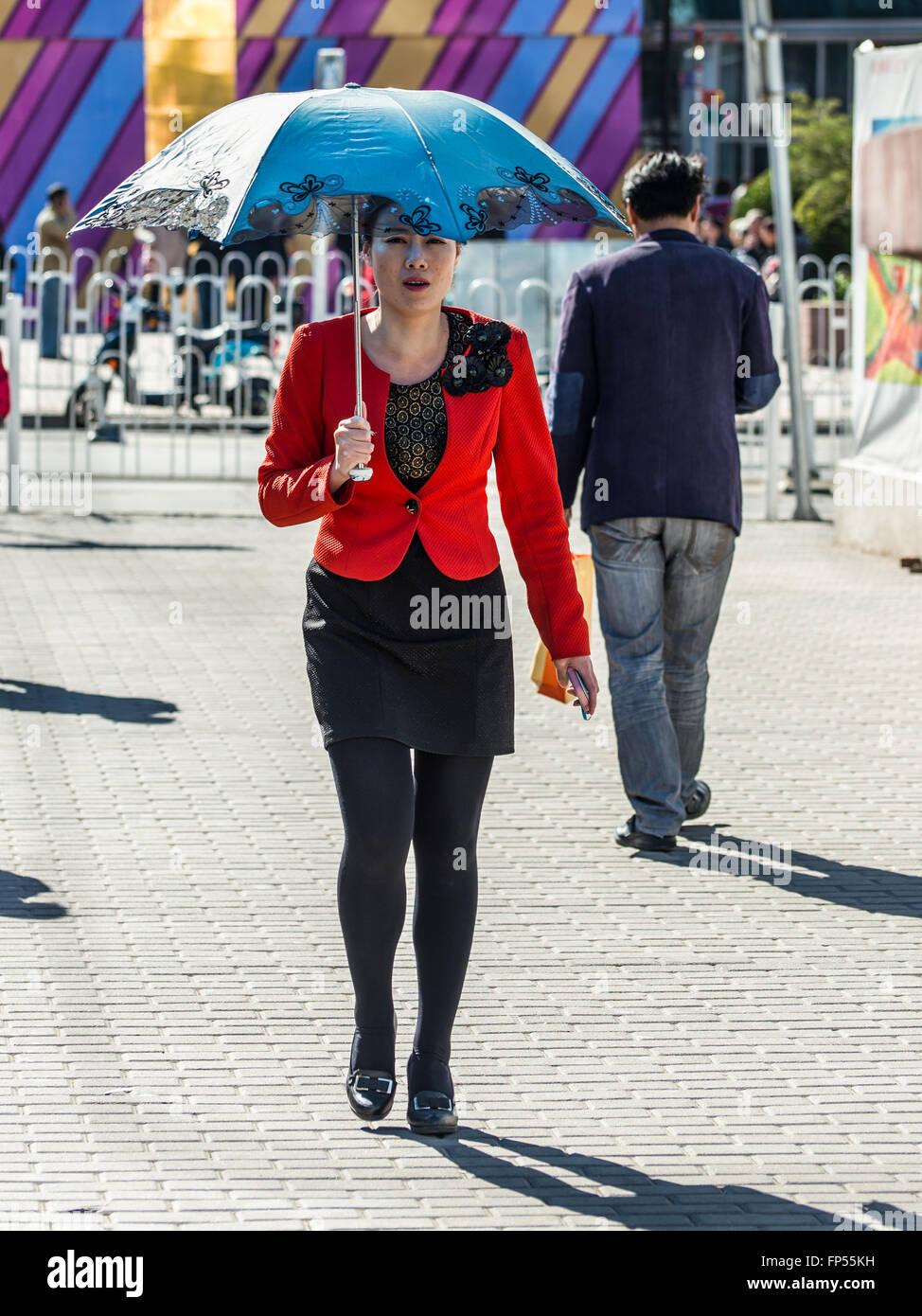 Jolie jeune femme chinoise dans un cadre de capture de l'attention, Beijing, Chine. Banque D'Images