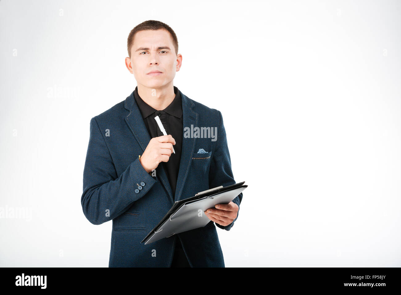 Businessman holding clipboard and looking at camera isolé sur fond blanc Banque D'Images