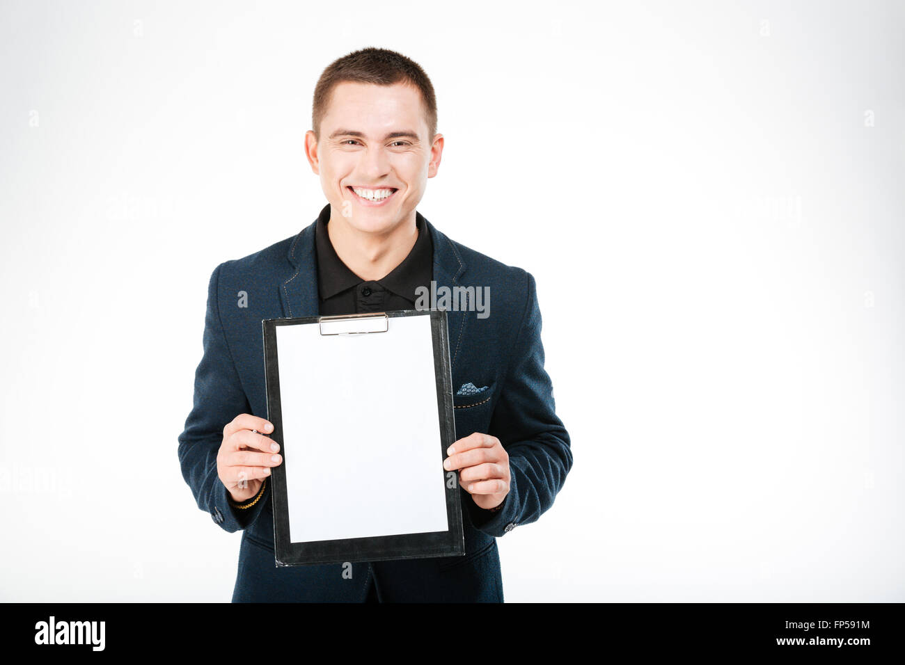 Smiling businessman holding clipboard vide isolé sur fond blanc Banque D'Images