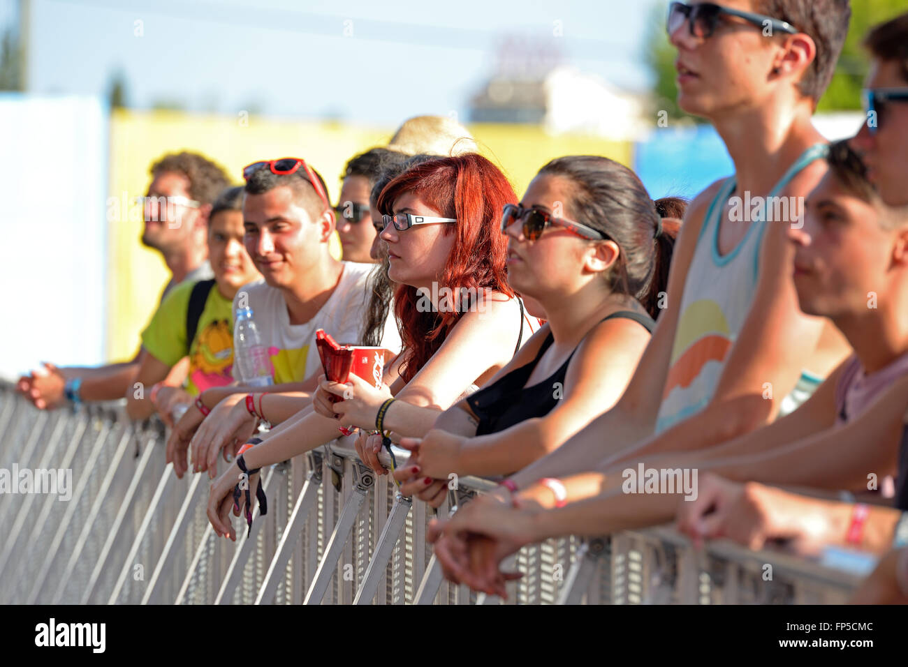 BENICASSIM, ESPAGNE - 17 juillet : Public d'un concert au Festival de la lumière du jour le 17 juillet 2014 à Benicassim, Espagne. Banque D'Images